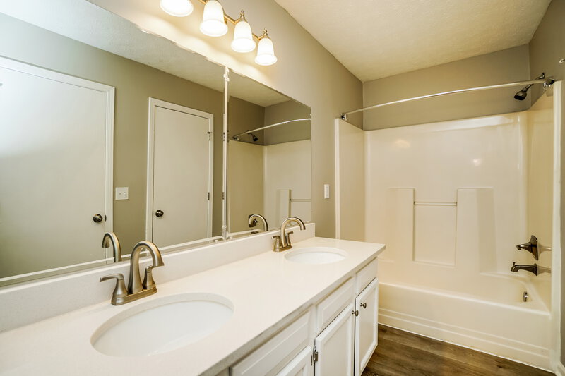 2,185/Mo, 2791 Beal Dr Columbus, OH 43232 nbath View