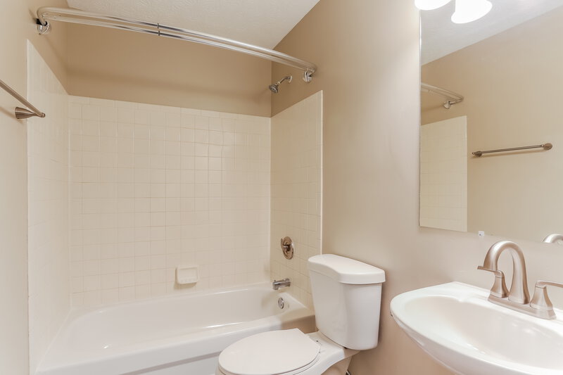 2,680/Mo, 8711 Firstgate Dr Reynoldsburg, OH 43068 Bathroom View