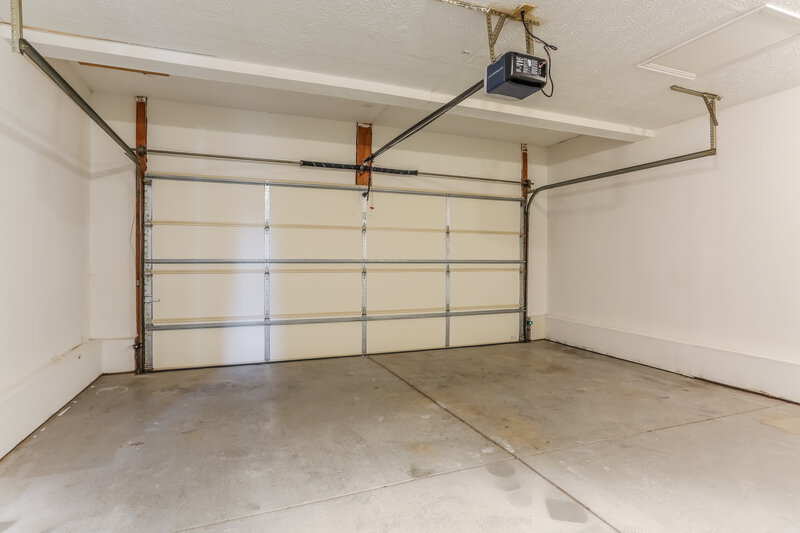 2,680/Mo, 8711 Firstgate Dr Reynoldsburg, OH 43068 Garage View