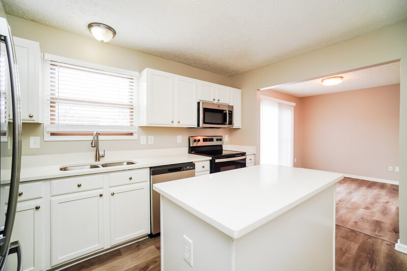 2,030/Mo, 1235 Hudgins Ct Columbus, OH 43228 Kitchen View 3