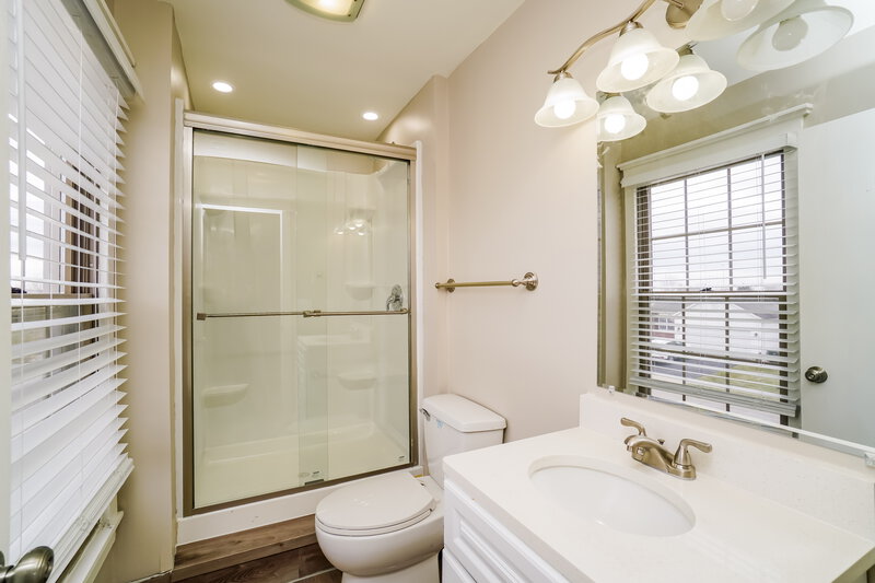 2,030/Mo, 1235 Hudgins Ct Columbus, OH 43228 Main Bathroom View