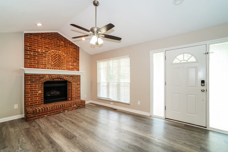 2,500/Mo, 1516 Manor Dr Columbus, OH 43232 Living Room View