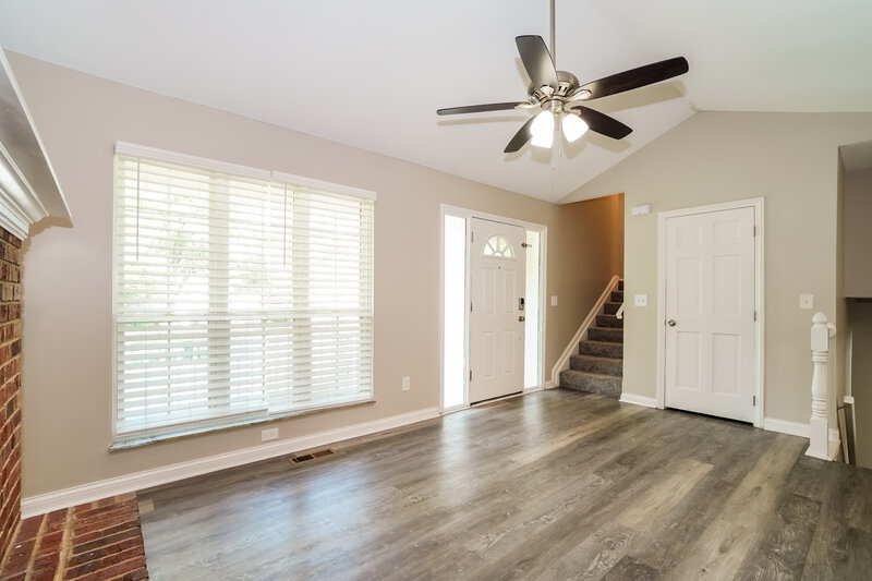 2,500/Mo, 1516 Manor Dr Columbus, OH 43232 Living Room View 2