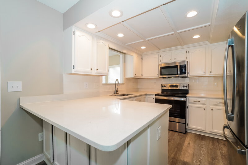 2,500/Mo, 1516 Manor Dr Columbus, OH 43232 Kitchen View