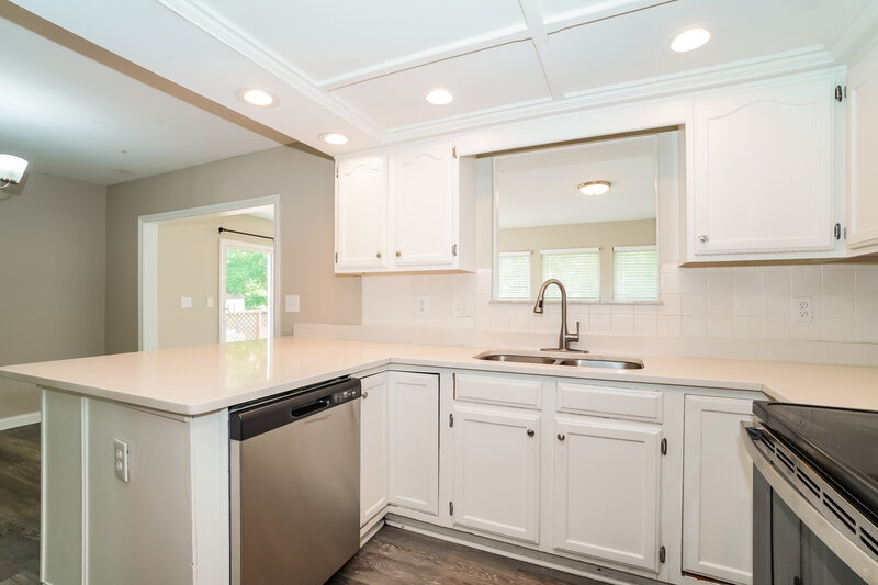 2,500/Mo, 1516 Manor Dr Columbus, OH 43232 Kitchen View 2