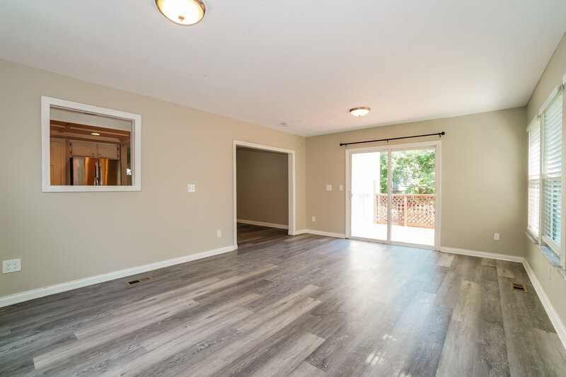 2,500/Mo, 1516 Manor Dr Columbus, OH 43232 Family Room View 2