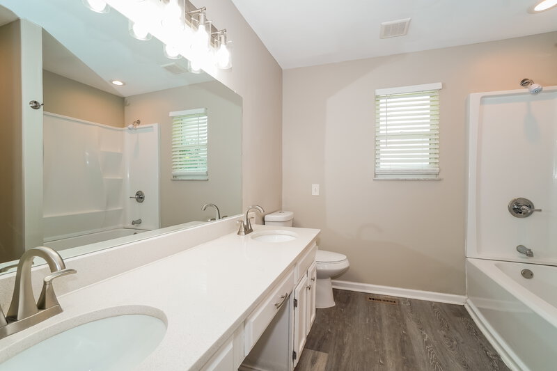 2,500/Mo, 1516 Manor Dr Columbus, OH 43232 Main Bathroom View