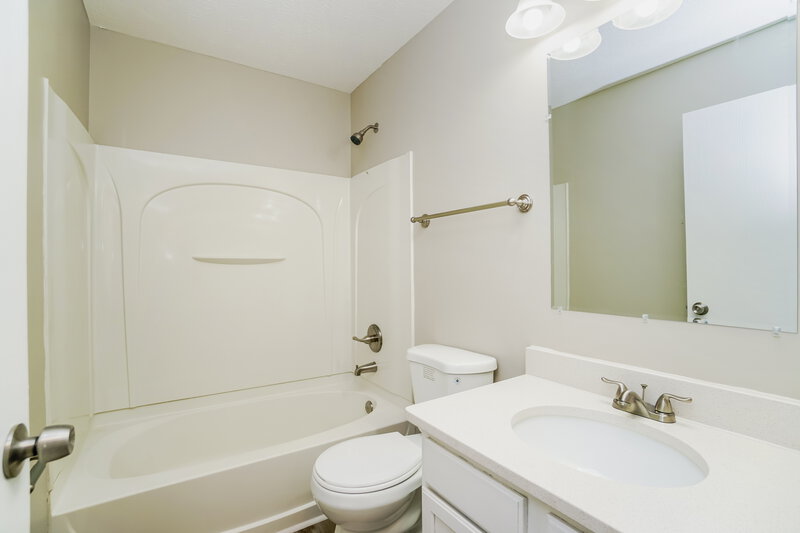 2,075/Mo, 5418 Wellcrest Ct Galloway, OH 43119 Main Bathroom View