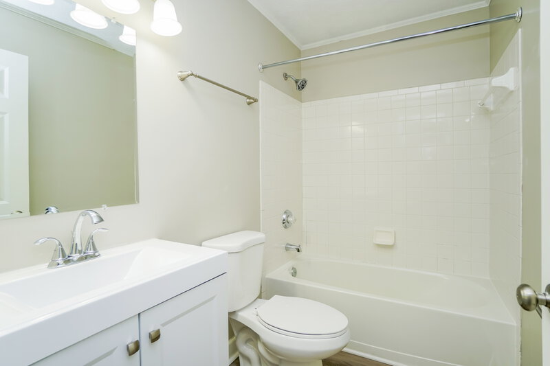 1,885/Mo, 5800 Chase Run Galloway, OH 43119 Main Bathroom View