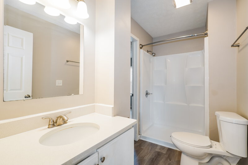 2,160/Mo, 2146 Kingsglen Dr Grove City, OH 43123 Main Bathroom View