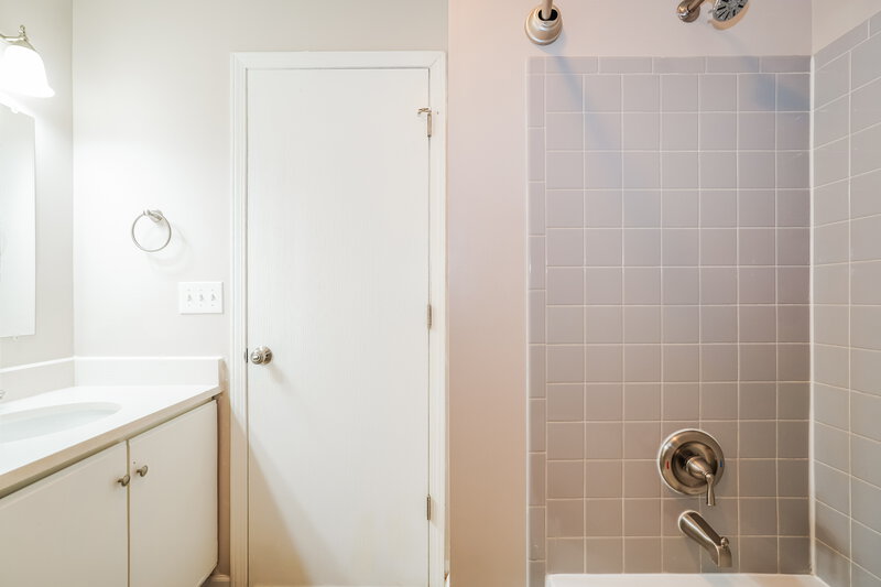 2,160/Mo, 2146 Kingsglen Dr Grove City, OH 43123 Bathroom View