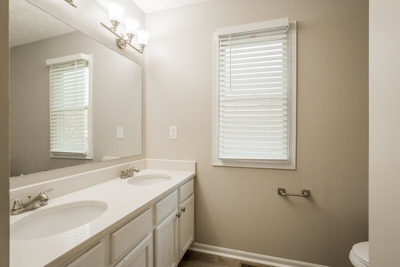 2,200/Mo, 3397 Brook Spring Dr Grove City, OH 43123 Main Bathroom View