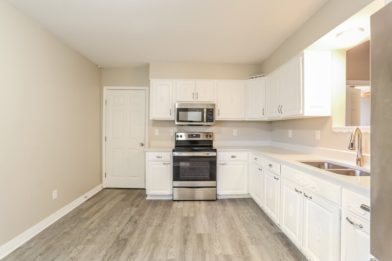 2,135/Mo, 5815 Meadowhurst Way Dublin, OH 43017 Kitchen View 2