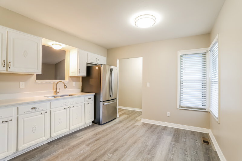 2,135/Mo, 5815 Meadowhurst Way Dublin, OH 43017 Kitchen View 3