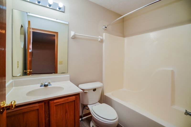 1,810/Mo, 6150 Kensington Glen Dr Canal Winchester, OH 43110 Main Bathroom View