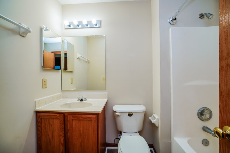 1,810/Mo, 6150 Kensington Glen Dr Canal Winchester, OH 43110 Bathroom View