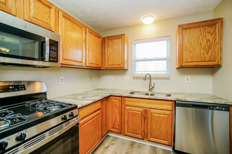 1,915/Mo, 4842 Elmont Pl Groveport, OH 43125 Kitchen View 2