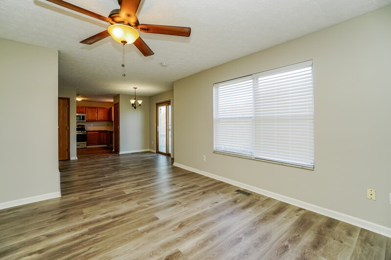 1,915/Mo, 4842 Elmont Pl Groveport, OH 43125 Family Room View 2