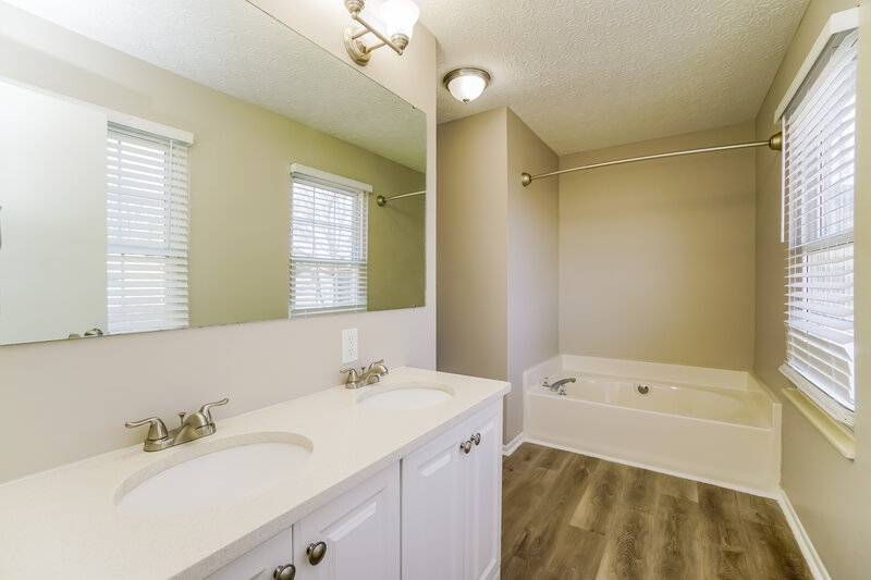 2,235/Mo, 1940 Vandalia Ct Columbus, OH 43223 Main Bathroom View 2