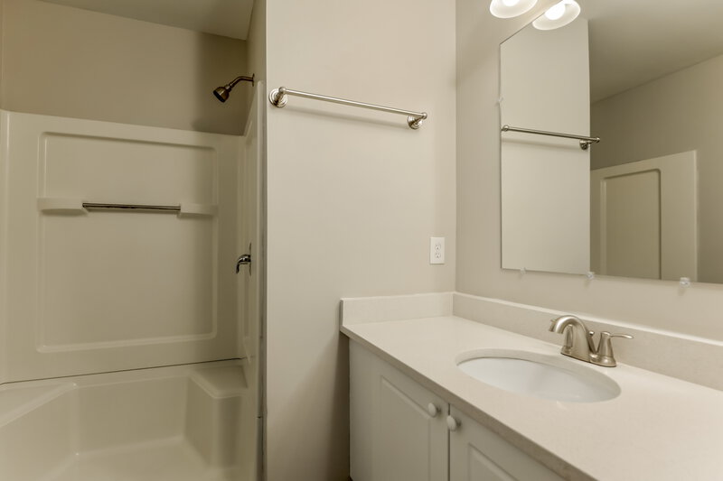 1,915/Mo, 4435 Resaca Dr Grove City, OH 43123 Main Bathroom View