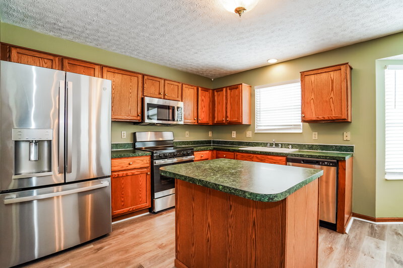 2,060/Mo, 6413 Fox Hill Dr Canal Winchester, OH 43110 Kitchen View 2