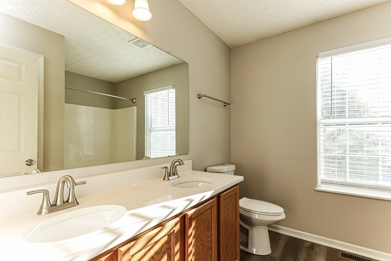 2,105/Mo, 5784 Wooden Plank Rd Hilliard, OH 43026 Main Bathroom View