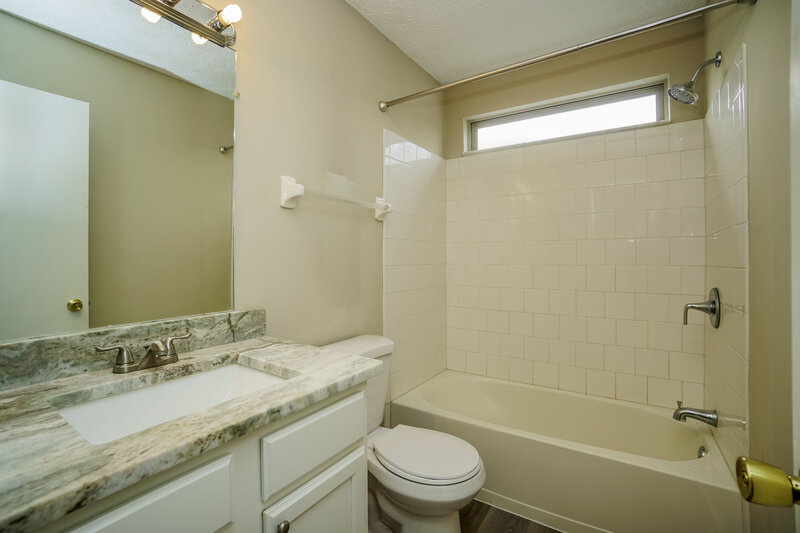 2,520/Mo, 1331 Faunsdale Dr, Columbus, OH 43228 Bathroom View 2