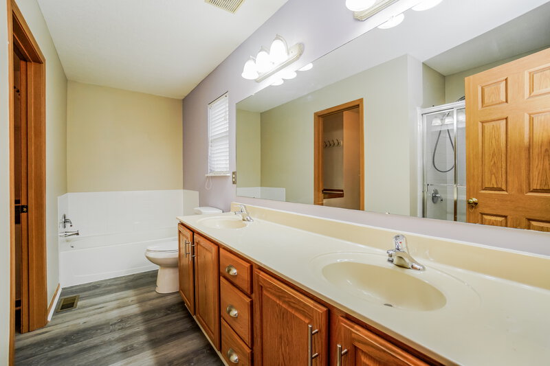 2,175/Mo, 415 Vanderbuilt St Pickerington, OH 43147 Main Bathroom View