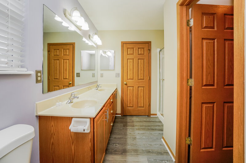 2,175/Mo, 415 Vanderbuilt St Pickerington, OH 43147 Main Bathroom View 2