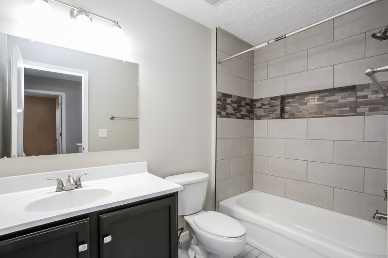 2,420/Mo, 5673 Silver Spurs Ln Galloway, OH 43119 Main Bathroom View