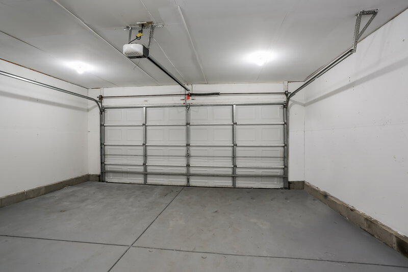 2,420/Mo, 5673 Silver Spurs Ln Galloway, OH 43119 Garage View