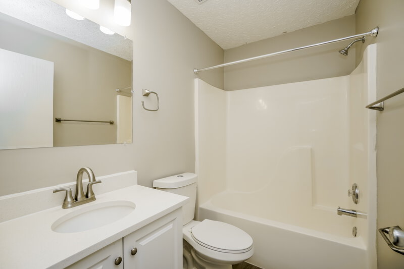 1,825/Mo, 4705 Heatherton Dr Columbus, OH 43229 Main Bathroom View