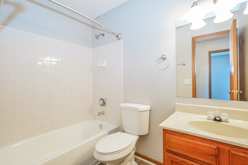 2,225/Mo, 3294 Bellowind Dr Reynoldsburg, OH 43068 Bathroom View