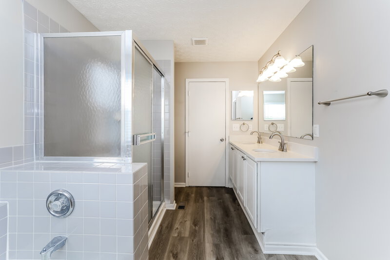 2,345/Mo, 8582 Wildomar Ave Reynoldsburg, OH 43068 Main Bathroom View