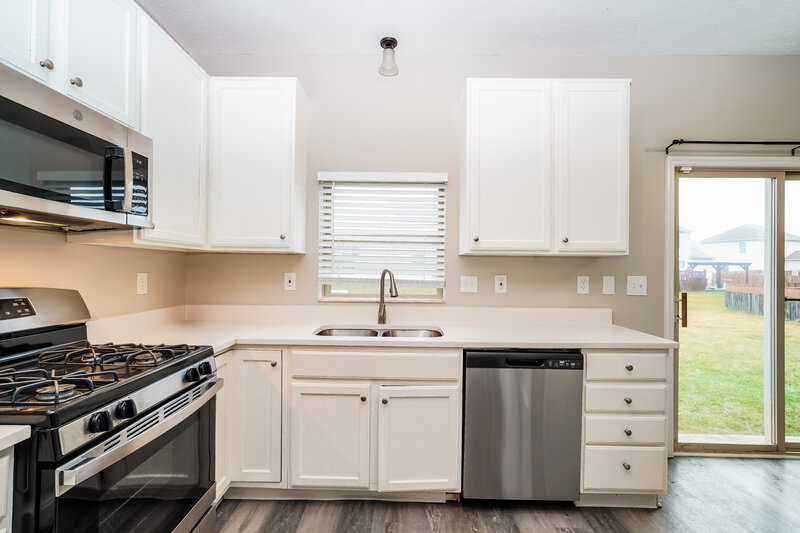 2,795/Mo, 925 Mahle Dr Reynoldsburg, OH 43068 Kitchen View 2