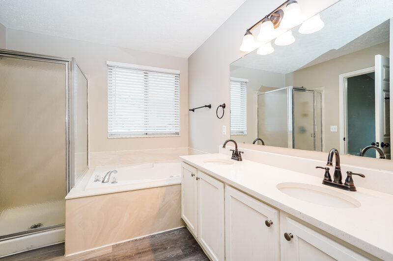 2,795/Mo, 925 Mahle Dr Reynoldsburg, OH 43068 Main Bathroom View