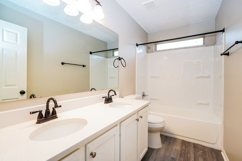 2,795/Mo, 925 Mahle Dr Reynoldsburg, OH 43068 Bathroom View