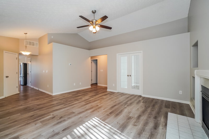 3,100/Mo, 4934 Allwood Dr Columbus, OH 43231 Living Room View 3