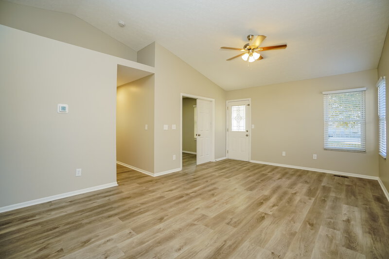 2,300/Mo, 1551 Covina Dr Columbus, OH 43228 Living Room View 2