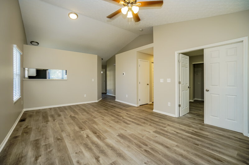 2,300/Mo, 1551 Covina Dr Columbus, OH 43228 Living Room View 3