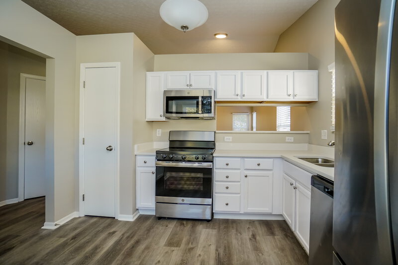 2,300/Mo, 1551 Covina Dr Columbus, OH 43228 Kitchen View 3