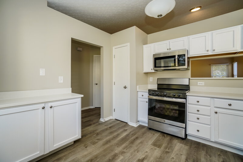 2,300/Mo, 1551 Covina Dr Columbus, OH 43228 Kitchen View 4