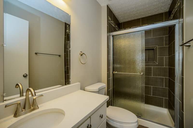 2,300/Mo, 1551 Covina Dr Columbus, OH 43228 Main Bathroom View