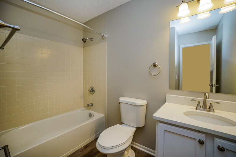 2,300/Mo, 1551 Covina Dr Columbus, OH 43228 Bathroom View