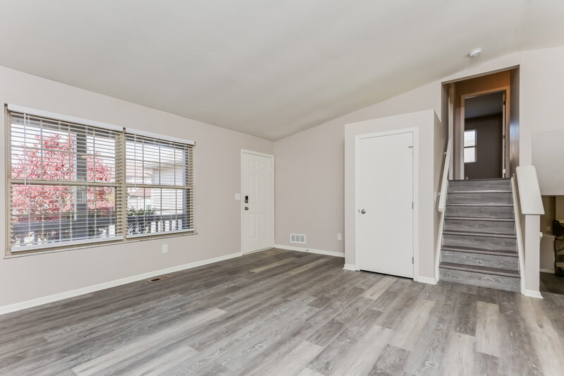 2,200/Mo, 1705 Rock Creek Dr Grove City, OH 43123 Living Room View