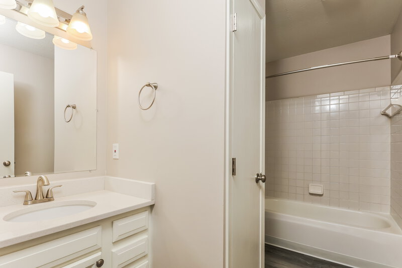 2,200/Mo, 1705 Rock Creek Dr Grove City, OH 43123 Main Bathroom View