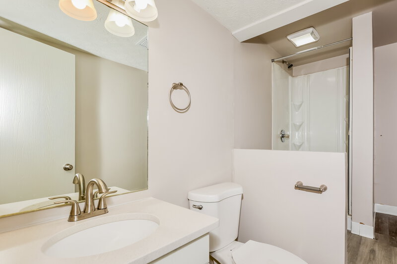2,200/Mo, 1705 Rock Creek Dr Grove City, OH 43123 Bathroom View