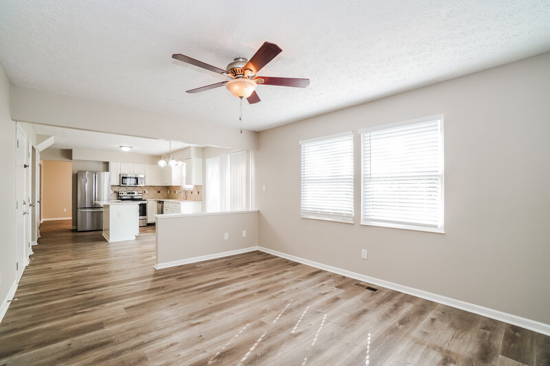 2,275/Mo, 5601 High Arbor Dr Galloway, OH 43119 Living Room View 2