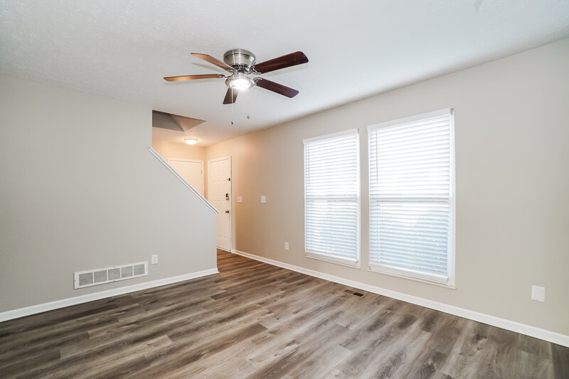2,275/Mo, 5601 High Arbor Dr Galloway, OH 43119 Living Room View 3
