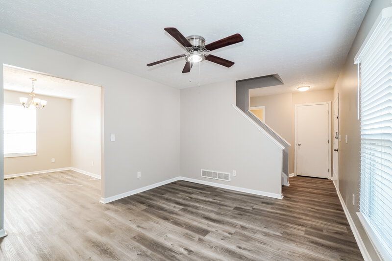 2,275/Mo, 5601 High Arbor Dr Galloway, OH 43119 Living Room View 4